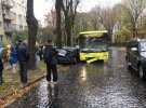 У Львові авто врізалось у автобус