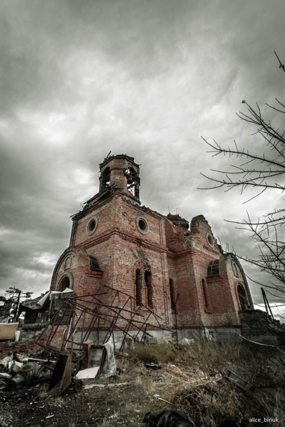 Фотограф Аліса Бірюкова показала   наслідки війни в селищі Піски  Донецької області