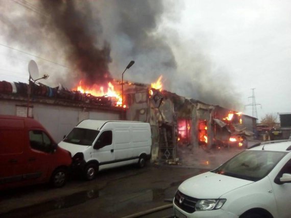 В Киеве во время пожара на станции технического обслуживания сгорели 7 автомобилей