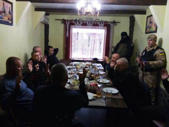 На Донеччині правоохоронці накрили злодійську "сходку". Фото: Facebook