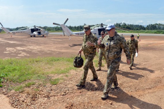 Українські вертолітники в небі Африки