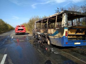 В Днепропетровской области во время движения загорелся автобус. Фото: ГСЧС