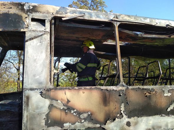 В Дніпропетровській області під час руху загорівся автобус. Фото: ДСНС