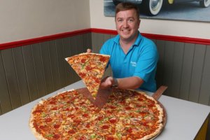 500 евро пообещали всем, кто за раз съест метровую пиццу