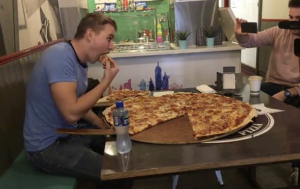 500 евро пообещали всем, кто за раз съест метровую пиццу