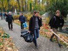 В Варшаве прошла акция уборки могил