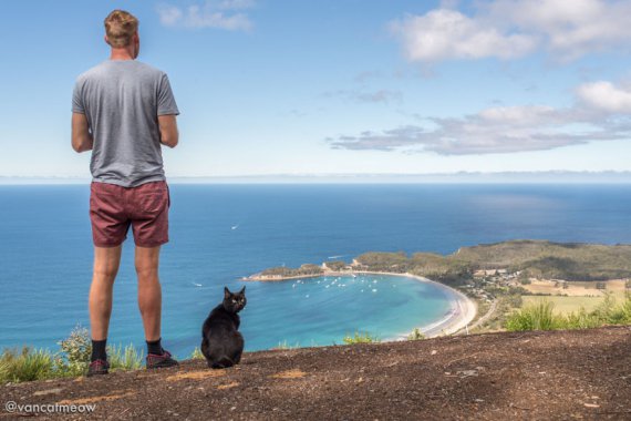 Австралиец Рик более 3 лет путешествует континентом с черной кошкой Уиллоу