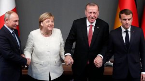 Президент Росії Володимир Путін, канцлер Німеччини Анґела Меркель, глави Туреччини й Франції Реджеп Ердоган і Еммануель Макрон узялися за руки під час прес-конференції на переговорах про Сирію. Але суттєвих рішень щодо врегулювання конфлікту не ухвалили. 27 жовтня, Стамбул, Туреччина