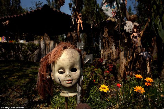 Острів покинутих ляльок у районі Сошимілко, Мексика