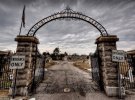 Кладовище в місті Вунсокет, Род-Айленд, США. У 1955 році через шторм Діана понад 50 останків похованих тут людей були вимиті зі своїх могил