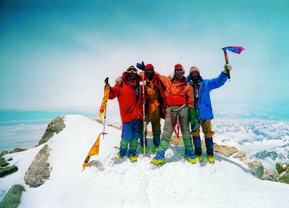 1 травня 1989 року група альпіністів під керівництвом Сергія Бершова (крайній праворуч) піднялися на гору Канченджанга – головну вершину гірського масиву в Гімалаях. Розташована на кордоні Непалу й Індії. Її висота – 8586 метрів