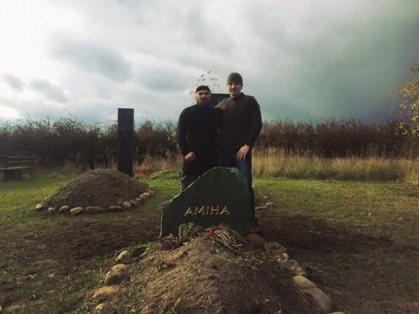 Аміну Окуєву поховали   поряд із могилою комбата батальйону ім. Джохара Дудаєва Іси Мунаєва.  Місце поховання Аміна вказала в заповіті, який написала за 4 місяці до загибелі