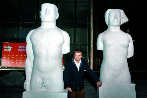 Обидві частини скульптурної композиції ”Двоє” Володимира Кочмара зроблені з одного мармурового блока. Кожна важить по дві з половиною тонни
