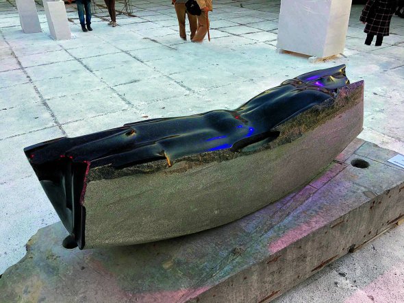 Скульптура ”Темна ріка” Петра Гронського виготовлена з гірської породи габро. Її видобувають у Коростишівському кар’єрі на Житомирщині