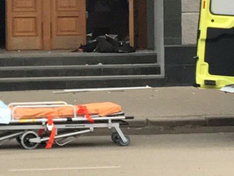 Возле здания управления российской Федеральной службы безопасности в Архангельске произошел взрыв. Погиб один человек