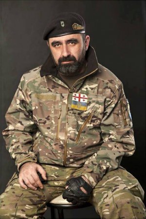 40-річний Георгій «Гюрза -2» Саларідзе віце-полковник Збройних сил Грузії. В Україні служив у званні молодшого сержанта. Смертельне поранення отримав 31 жовтня 2017 року в селищі Опитне на Донеччині 