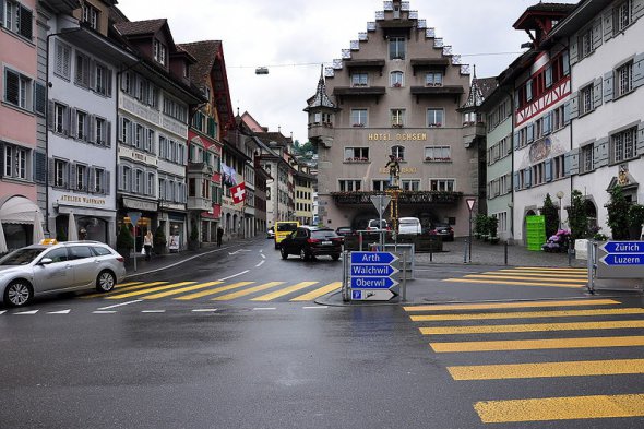 Жовта «зебра» в швейцарському місті Цуг. Фото: Вікіпедія