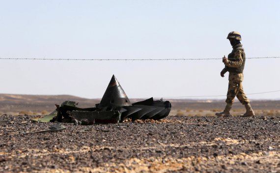 Солдат египетской армии стоит на страже возле обломков российского авиалайнера, который потерпел на севере Египта