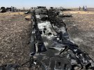 Военные следователи из Египта и России стоят возле обломков российского авиалайнера на месте его крушения