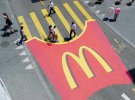 Mcdonald's використовував пішохідні переходи в Швейцарії для реклами своєї картоплі фрі. Фото: biznes.com.