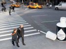 Рекламное агентство BBDO для продвижения новой линейки канцелярских товаров FedEx Kinko разместило на пешеходных переходах на улицах Нью-Йорка гигантские баночки с корректирующей жидкостью. Фото: biznes.com.
