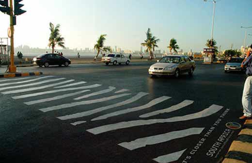 Нудні пішохідні зебри в Мумбаї замінили характерними смужками. Фото: biznes.com.