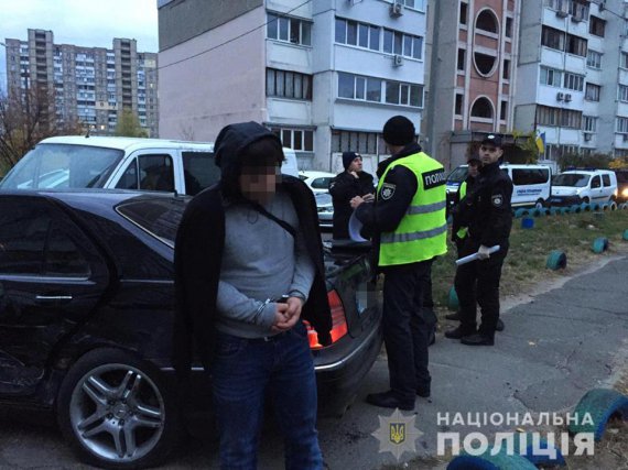 У Києві підозрювані в крадіжках тікали від переслідування поліції. Під час погоні протаранили 10 авто та здійснили наїзд на 2 правоохоронців
