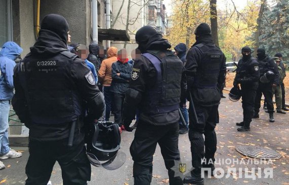 в правительственном квартале Киева сотрудники полиции задержали группу мужчин с балаклавами, битами и газовыми баллончиками