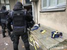 в правительственном квартале Киева сотрудники полиции задержали группу мужчин с балаклавами, битами и газовыми баллончиками