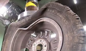Блогери перевірили що міцніше сталевий чи литий колісний диск. Фото: Авто24