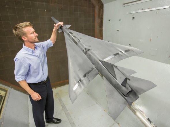 Исследователь Кори Диблер с уменьшенной моделью самолета. Фото: NASA