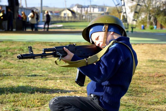 В окупованій Керчі в оздоровчому таборі дітей навчають  вогневій підготовці