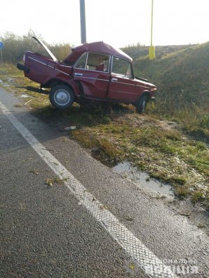 На трасі Київ-Чоп легковик врізався у стовп. Фото: Нацполіція