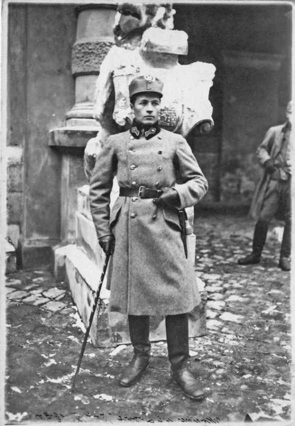 Украинский офицер под ратушей, ноябрь 1918