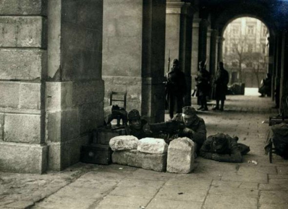 Украинский позиции у входа в ратушу, ноябрь 1918