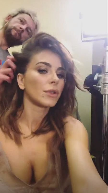 Ані Лорак вирішила зняти відео, поки їй робили зачіску