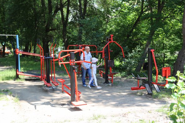 Рядом с детскими площадками на улицах Хмельницкого устанавливают тренажеры. Чиновники считали, что - также для детей и молодежи, однако на них чаще занимаются пенсионеры