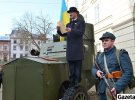 Голова львівського сейму стоячи на броньовику урочисто зачитав рішення про створення ЗУНР