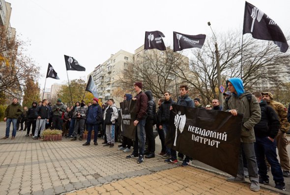 У здания ФГИУ собралось более сотни митингующих, которые требуют отставки и.о. председателя Фонда государственного имущества Украины Виталия Трубарова