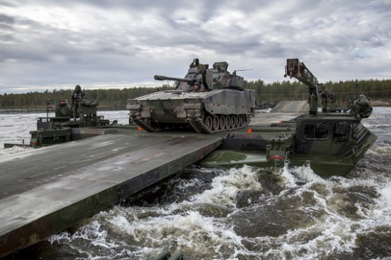 Голландська бойова машина CV90 форсує річку за допомогою німецького інженерного батальйону