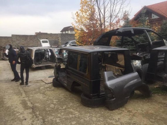 В Киеве правоохранители задержали банду из 4 мужчин, которые похищали элитные внедорожники и разбирали на запчасти