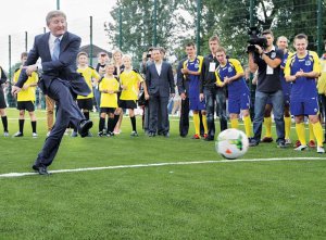Рінат Ахметов б’є по м’ячу під час відкриття нового футбольного поля в донецькій школі №63, де він учився, вересень, 2013 рік