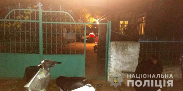 В одном из сел Саратского района Одесской области нашли мертвой 16-летнюю девушку. Она повесилась в собственном дворе