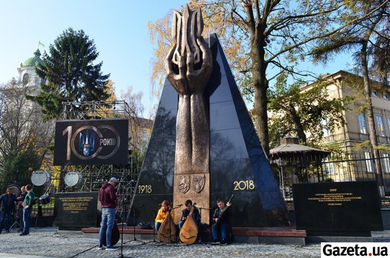 Пам'ятник героям ЗУНР на розі вулиць Листопадового Чину та Івана Огієнка у Львові