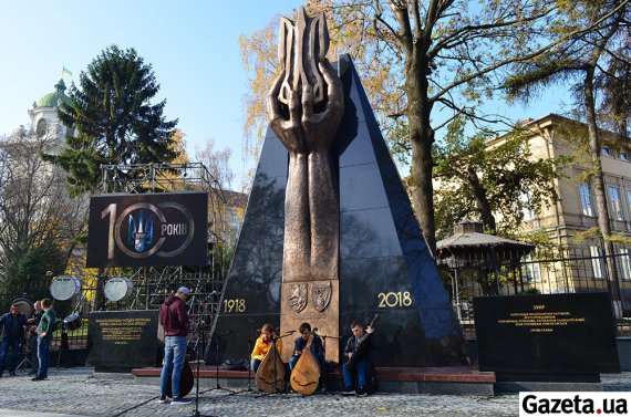 Памятник героям ЗУНР на углу улиц Листопадового Чину и Ивана Огиенко во Львове