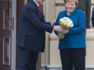 Порошенко зустрів Меркель з квітами