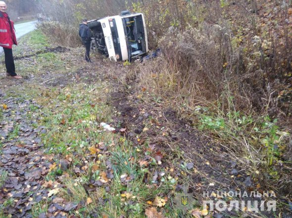 На Тернопільщині сталася смертельна аварія.  Рейсовий автобус   злетів у кювет на трасі