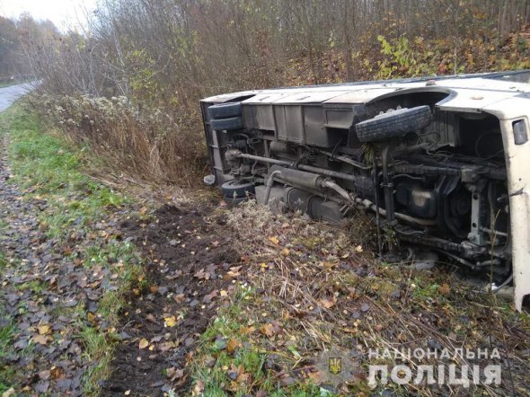 На Тернопільщині сталася смертельна аварія.  Рейсовий автобус   злетів у кювет на трасі