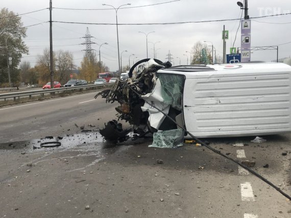 Уранці  2 листопада в Оболонському райлоні столиці  на вул. Богатирській, 42 авто влетіло в поліцейський пост