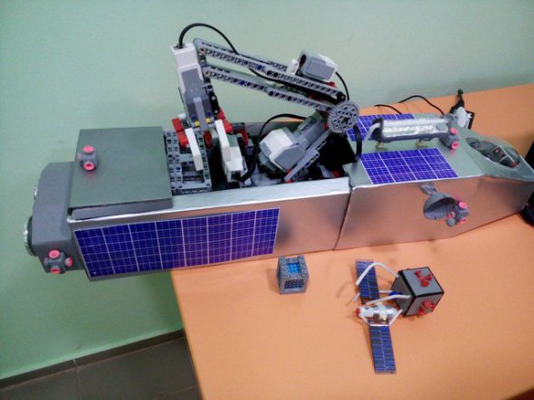 Модель космического аппарата, предназначенного для сбора орбитального мусора